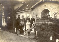/album/fotogalerie-siedenbollentin/siedenbollentin-1910-gutshaus-serie-3-sippe-auf-der-vordertreppe-web-jpg/